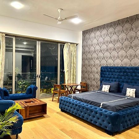 Luxury Master Bedroom With Bathtub N Private Entry Gurgaon Luaran gambar