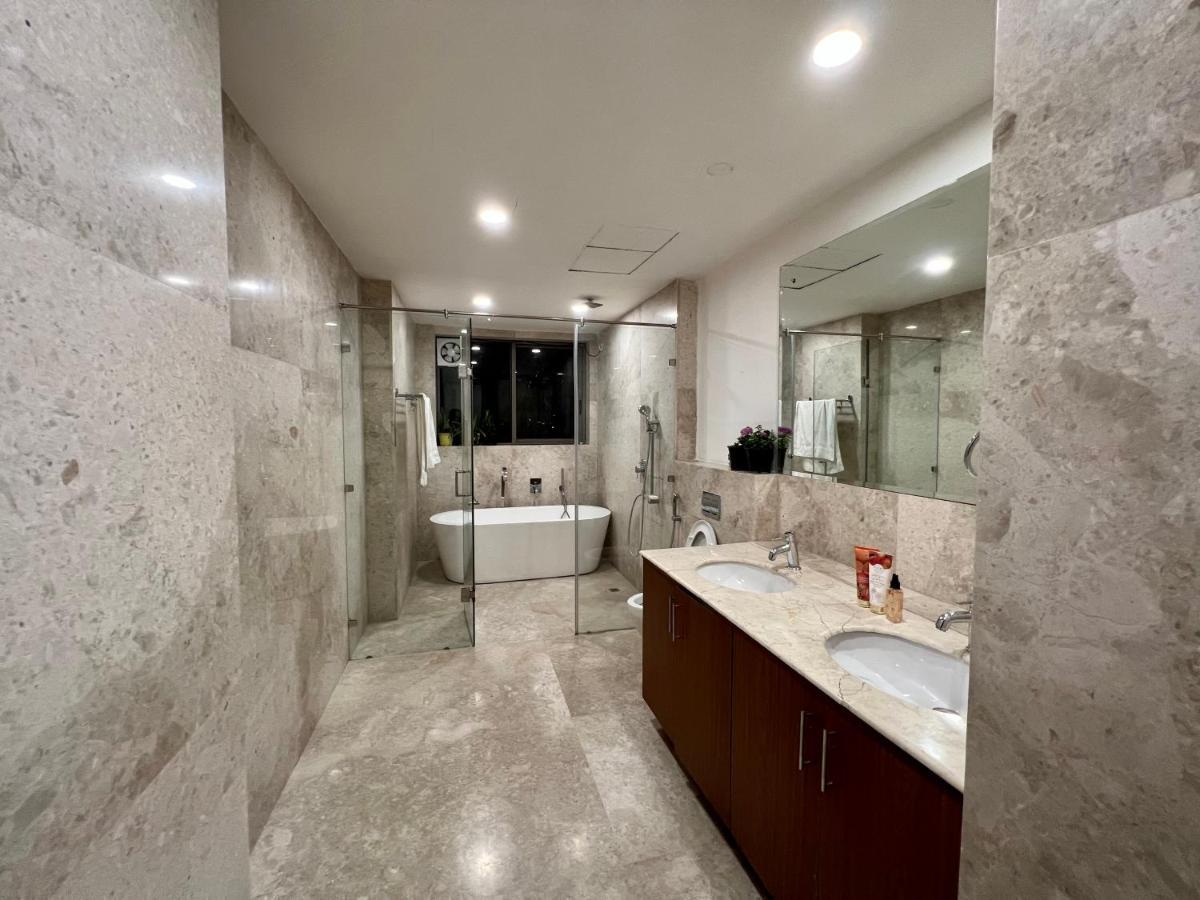 Luxury Master Bedroom With Bathtub N Private Entry Gurgaon Luaran gambar