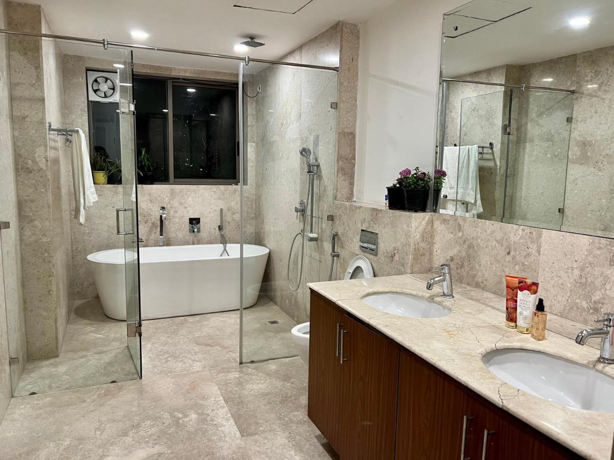 Luxury Master Bedroom With Bathtub N Private Entry Gurgaon Luaran gambar